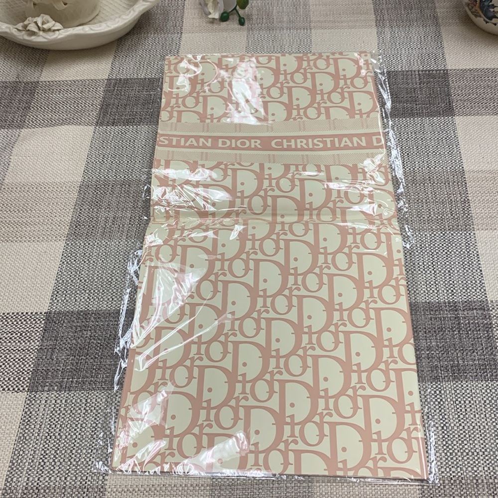 20 Sheets Dior Tan/Cream
Flower Water Proof Flower Wrap
22"X22"